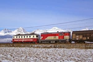 Investex Groups - vlaková súprava s elektrickou lokomotívou v zime